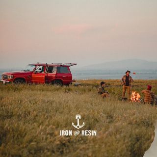 Pokud hledáš pořádný oblečení, co ti vydrží a nevybledne, tak mrkni na Iron and Resin. Je to malá značka z Kalifornie, co...